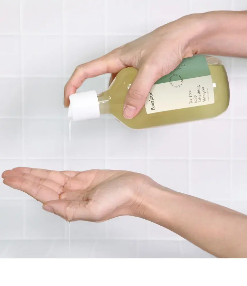 Treat your scalp to Bonajour Tea Tree Shampoo. Ideal for acne-prone skin and oily scalp, this shampoo cleanses deeply and refreshes, leaving your hair clean and healthy.