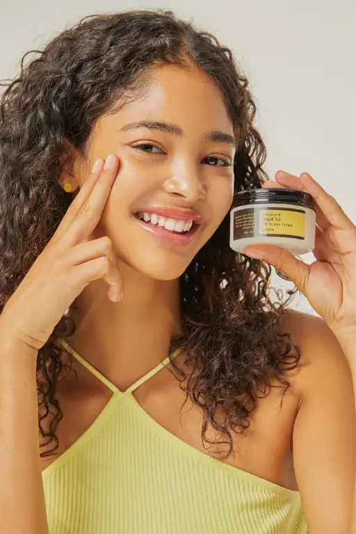 Découvrez la crème COSRX Snail 92 authentique, vendue à meilleurs prix que sur Amazon et avec une livraison plus rapide que YesStyle ou Stylevana. Offrez à votre peau le soin coréen véritable sans attendre ni payer trop cher